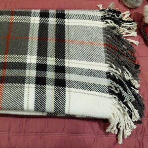 Lovely made in Portugal, Texteis Penedo Blanket (appx 4' x 5') without fringe
